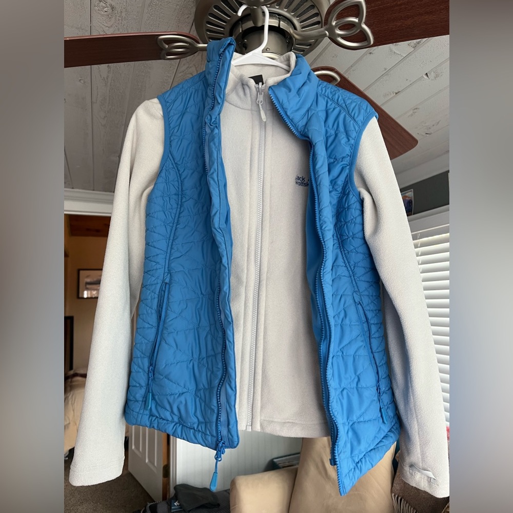 Women’s Jack Wolfskin Fleece/Vest Combo Sm White and blue. Can be separate